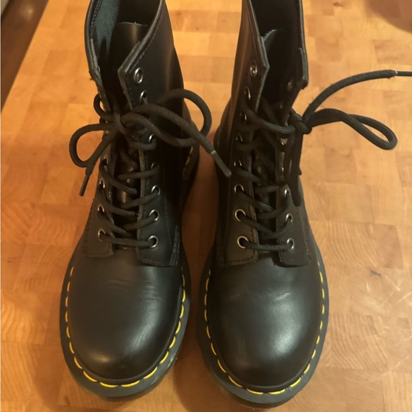 Dr. Martens 1460 SMOOTH LEATHER LACE UP BOOTS Size 7. Worn once inside. - Picture 6 of 6